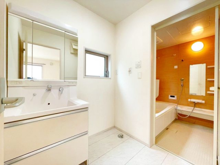 tss{4ڂ̒ÈˌĂ̐ʑEʏ