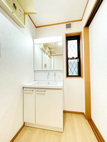 tˎsHR ̒ÈˌĂ̐ʑEʏ