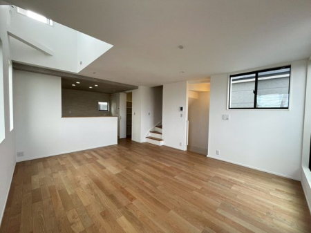 ��t���s��s����1���ڂ̐V�z��ˌ��Ẵ��r���O