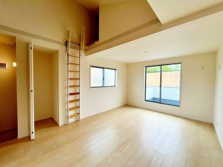 ��t���s��s�^��5���ڂ̐V�z��ˌ��Ẵ��r���O