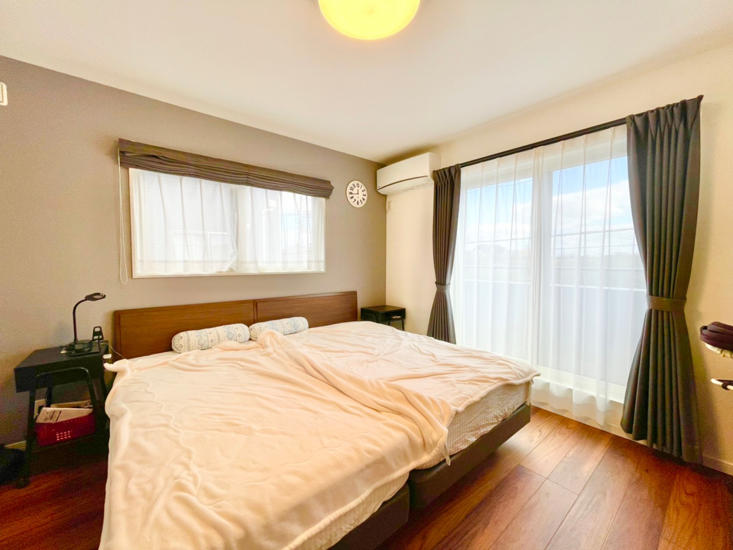 8.5帖の主寝室は、大型のベッドを入れても余裕のある空間。東南角部屋で、朝日が差し込む快適空間