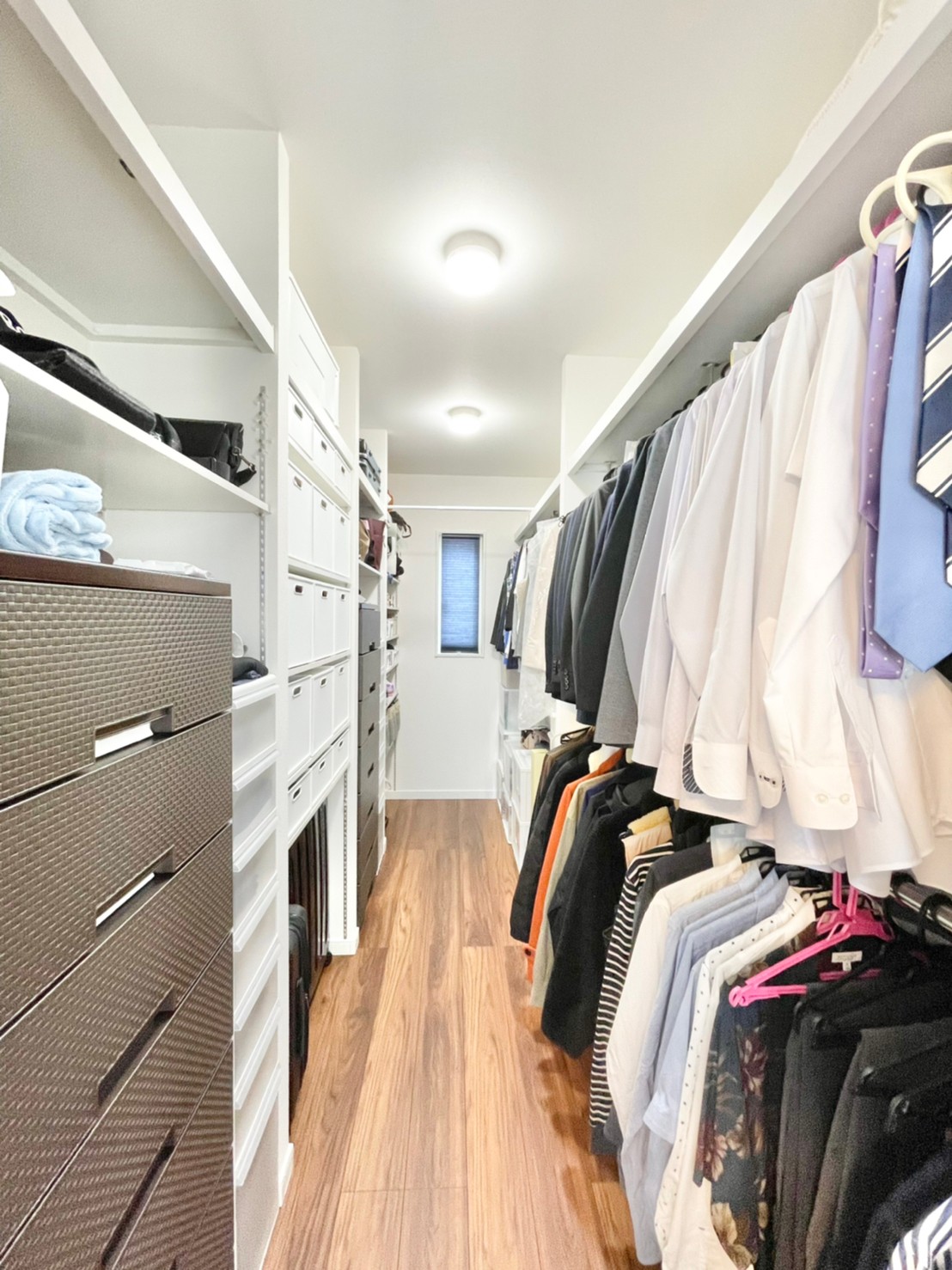 大容量4帖のウォークインクローゼットは主寝室にあり、大切なお荷物や衣類をきれいに収納できる