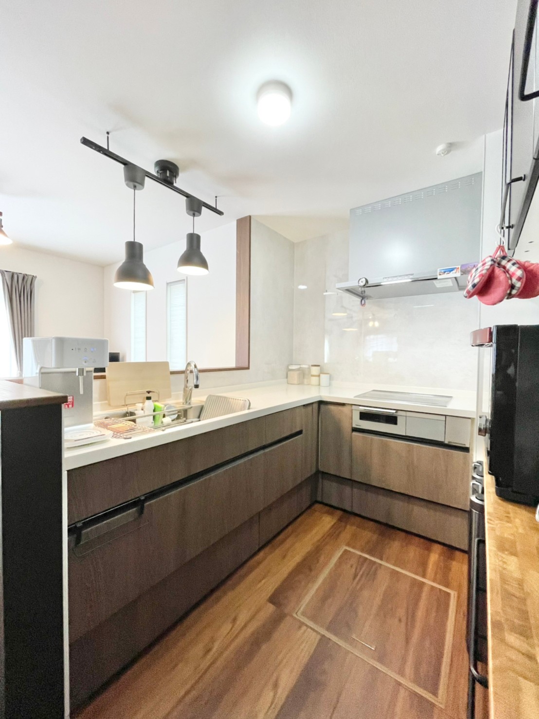 使い勝手の良いL型キッチンを採用したスペースは、家族団らんの時間を彩る開放感のある空間です。