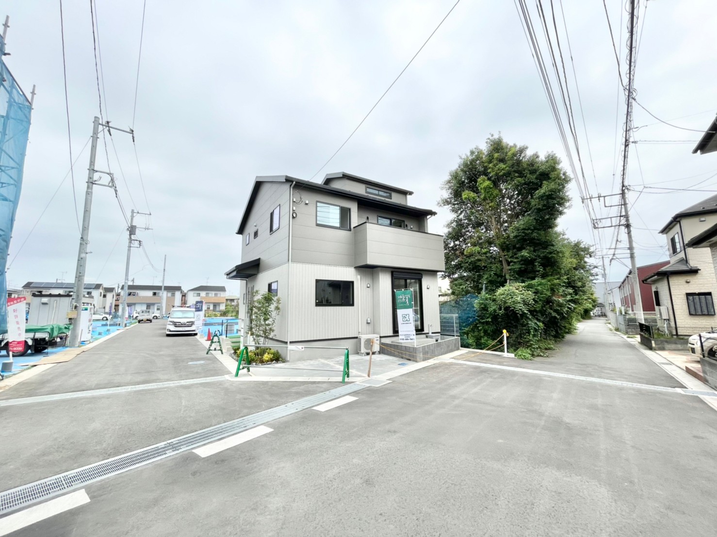 【前面道路】 閑静な住宅地で車通りの少ない道路です。車の出し入れが苦手な方やお子様にも安心ですね♪